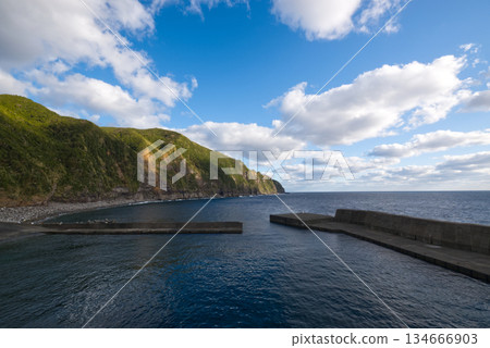 從相江漁港眺望八丈島的懸崖和蔚藍大海-開闊的海岸風光 從相江漁港眺望八丈島的懸崖和蔚藍大海-開闊的海岸風光 134666903