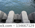 港口的一段混凝土碼頭因老化而出現裂縫。 134667129