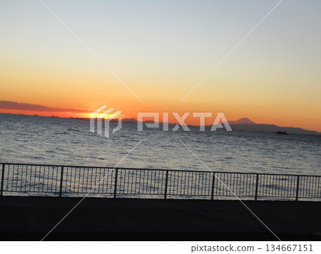 透過安全圍欄,可以看到夕陽下的富士山。 透過安全圍欄,可以看到夕陽下的富士山。 134667151