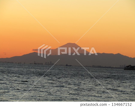 漂浮在夕陽天空中的富士山 漂浮在夕陽天空中的富士山 134667152