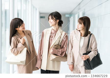 職業婦女（穿著休閒）走在辦公大樓走廊裡 134667229