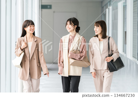 職業婦女（穿著休閒）走在辦公大樓走廊裡 134667230