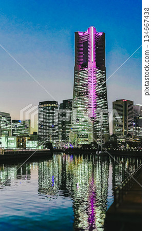 地標大廈的紅光和它在水面上的倒影非常漂亮。 134667438