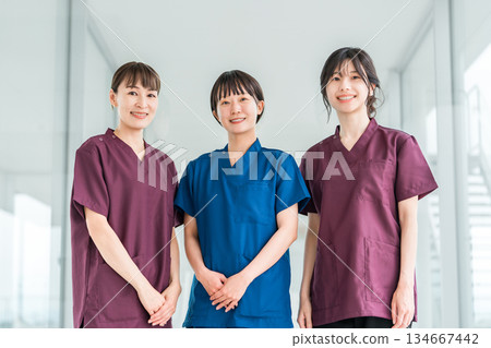 身穿手術服的女性醫護人員，包括醫生、護士、醫療專業人員、職能治療師和物理治療師 134667442