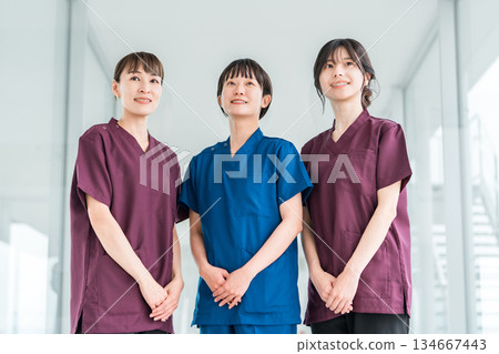 身穿手術服的女性醫護人員，包括醫生、護士、醫療專業人員、職能治療師和物理治療師 134667443