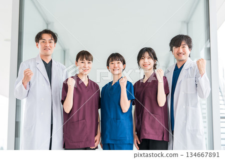 穿著工作服的醫護人員、醫護人員、女護士和穿白大褂的男醫生 134667891