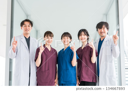 穿著工作服的醫護人員、醫護人員、女護士和穿白大褂的男醫生 穿著工作服的醫護人員、醫護人員、女護士和穿白大褂的男醫生 134667893