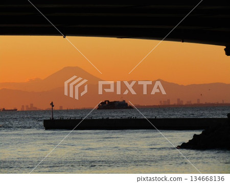 漂浮在夕陽天空中的富士山 漂浮在夕陽天空中的富士山 134668136