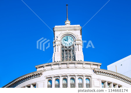 日本東京城市景觀迎來新紀元。倒數計時。鐘樓在藍天映襯下格外醒目…距離10點還有幾分鐘…= 23日 134668174