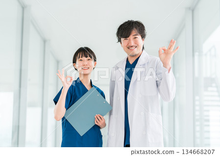 穿著工作服的醫護人員、醫護人員、女護士和穿白大褂的男醫生 134668207