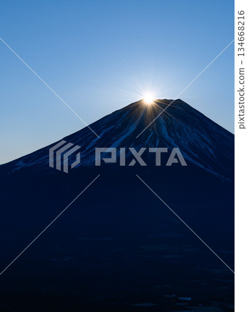 Spectacular winter scenery: Diamond Fuji (Ryūgatake), available only during the New Year holidays 134668216