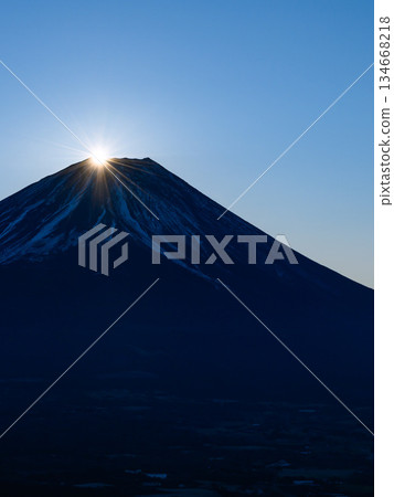 Spectacular winter scenery: Diamond Fuji (Ryūgatake), available only during the New Year holidays 134668218