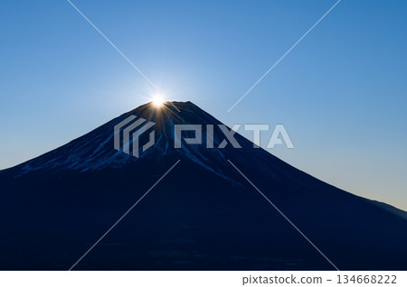 Spectacular winter scenery: Diamond Fuji (Ryūgatake), available only during the New Year holidays 134668222