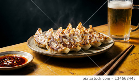 在居酒屋享用美味的煎餃和冰啤酒 134668445