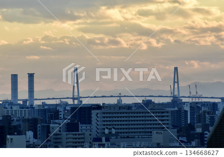 日落時分,名古屋南部的特里同山景色盡收眼底。 日落時分,名古屋南部的特里同山景色盡收眼底。 134668627