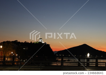 Inuyama Castle at dusk [Inuyama, Aichi] 134668641