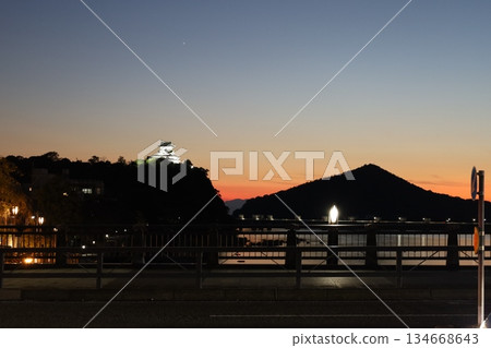 黃昏時的犬山城 [愛知縣犬山市] 134668643