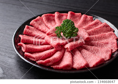 用於涮涮鍋的薄切國產和牛肩肉 用於涮涮鍋的薄切國產和牛肩肉 134668647
