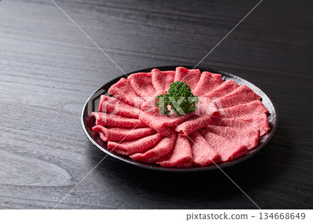 用於涮涮鍋的薄切國產和牛肩肉 用於涮涮鍋的薄切國產和牛肩肉 134668649