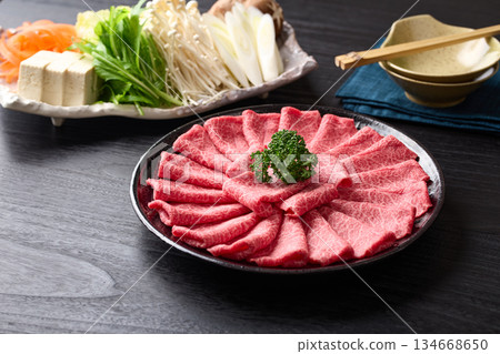 用於涮涮鍋的薄切國產和牛肩肉 134668650