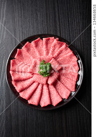用於涮涮鍋的薄切國產和牛肩肉 134668658