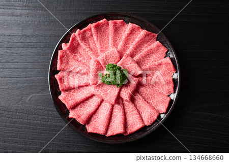 用於涮涮鍋的薄切國產和牛肩肉 用於涮涮鍋的薄切國產和牛肩肉 134668660