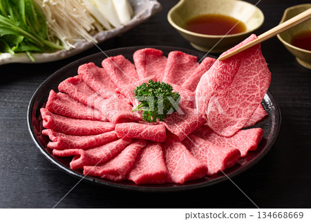 用於涮涮鍋的薄切國產和牛肩肉 134668669