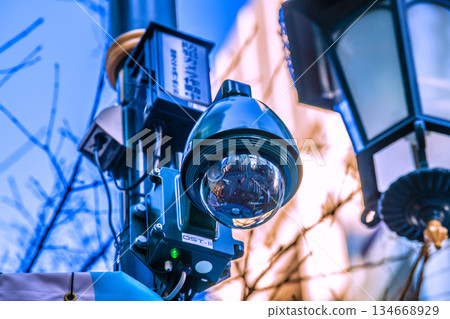 日本東京城市景觀。街角監視器正在運作。銀座宮幸街上的監視器。 134668929