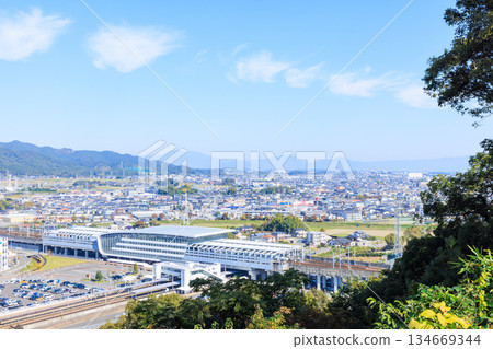 新鳥棲站的秋景及鳥棲市的城市景觀,佐賀縣鳥棲市 新鳥棲站的秋景及鳥棲市的城市景觀,佐賀縣鳥棲市 134669344