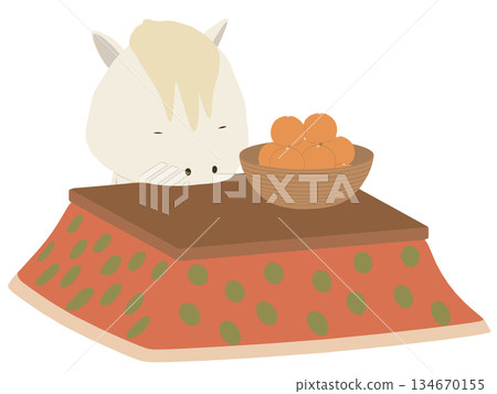 一匹白馬悠閒地躺在暖桌旁。 134670155