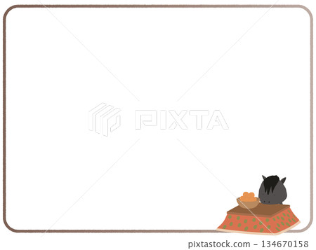 黑馬造型的畫框在暖桌旁悠閒地躺著。 134670158