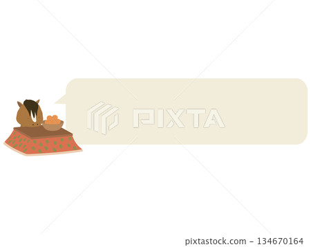 一匹棕色的馬在暖桌裡悠閒地休息。 134670164