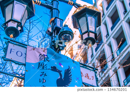 日本東京城市景觀。街角監視器正在運作。銀座宮幸街上的監視器。 134670201