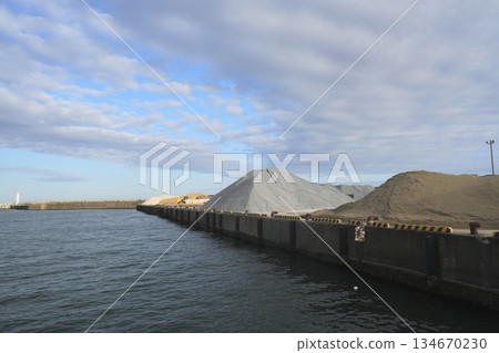 大磯港工業港口景色：堆積如山的砂礫。 134670230