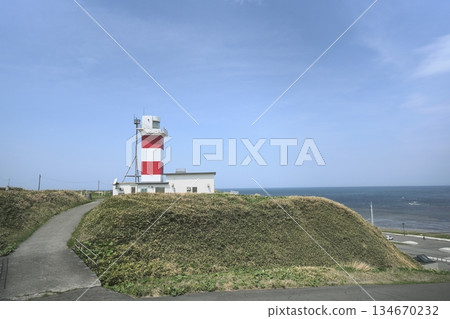 在晴朗的日子裡，可以看到宗谷岬燈塔和鄂霍次克海。日本最北端。 134670232