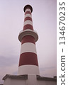 黃昏時分，稚內燈塔在陰雲密佈的天空下巍然聳立，它是日本第二高的燈塔。 134670235
