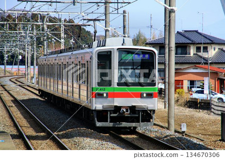 一邊欣賞櫻花…20400系列「非常快樂列車」已從日比谷線退役,如今活躍於新的世界。 一邊欣賞櫻花…20400系列「非常快樂列車」已從日比谷線退役,如今活躍於新的世界。 134670306