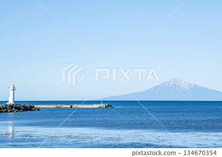 北海道稚內 - 從稚內眺望利尻島 北海道稚內 - 從稚內眺望利尻島 134670354