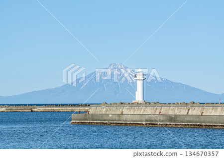 北海道稚內 - 從稚內眺望利尻島 北海道稚內 - 從稚內眺望利尻島 134670357