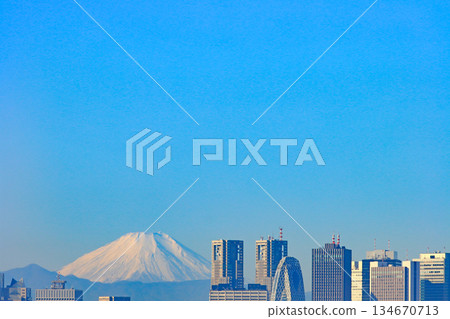 東京新宿區、富士山風景與新宿副中心摩天大樓區 134670713