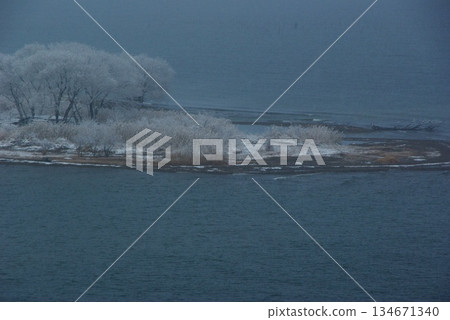 In winter, snow continues to fall in the Kosai region of Shiga Prefecture, and at times it is so hard to see what is ahead, with waterfowl gathering on the lake's surface to escape the cold. 134671340