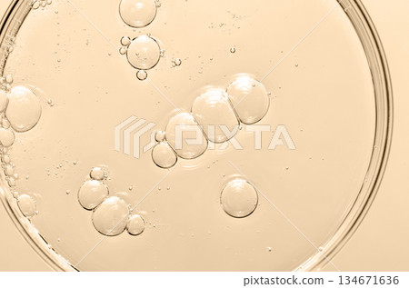 Liquid cosmetic product for the skin in a Petri dish. Liquid cosmetic product for the skin in a Petri dish. 134671636