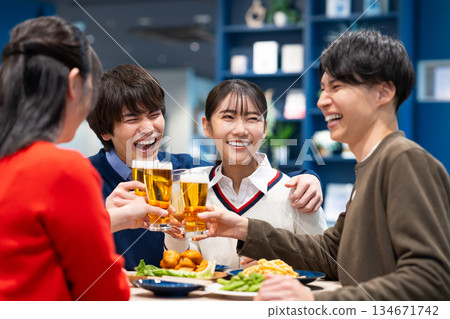 年輕的男人和女人玩酒會 134671742