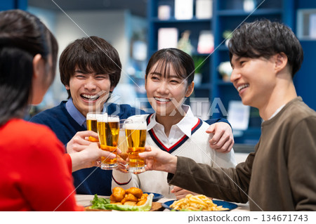 年輕的男人和女人玩酒會 年輕的男人和女人玩酒會 134671743