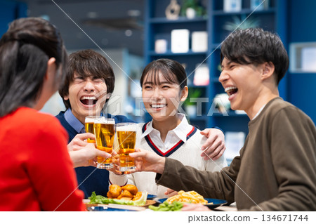 年輕的男人和女人玩酒會 134671744