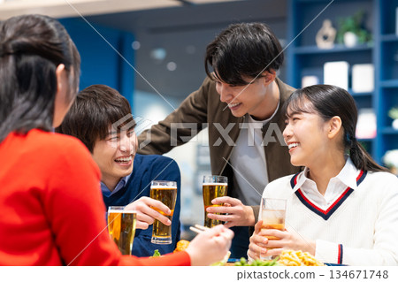 年輕的男人和女人玩酒會 134671748