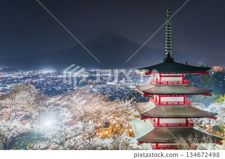 荒倉山淺間公園春夜景：燈光映照下的櫻花、忠塔和漂浮在夜色中的富士山 [山梨縣富士吉田市] 134672498