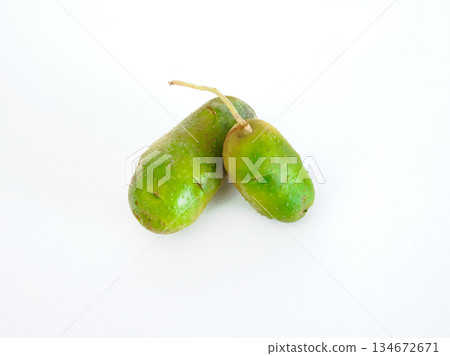 因茄鹼和茄鹼毒素而變綠的土豆 因茄鹼和茄鹼毒素而變綠的土豆 134672671