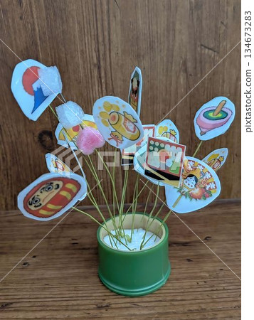 用吉祥圖案裝飾的棍子 134673283