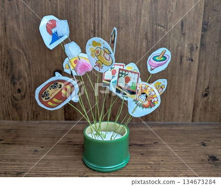 用吉祥圖案裝飾的棍子 134673284